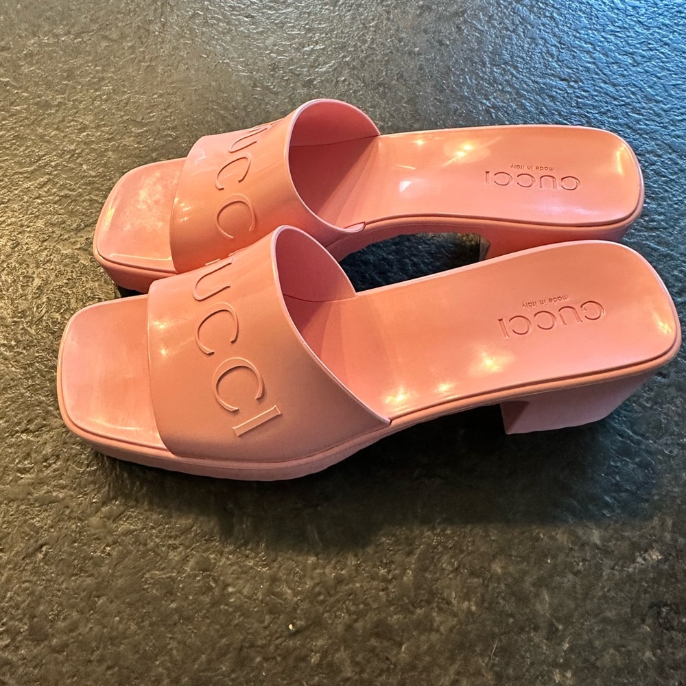 Gucci Logo Rubber Platform Slide Sandals
Pink rubber size 40
Worn 1x inside only - Picture 3 of 9